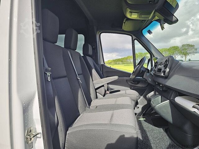 Break à toit surélevé MERCEDES-BENZ SPRINTER 319 L2H2 V6 Dub Cab!