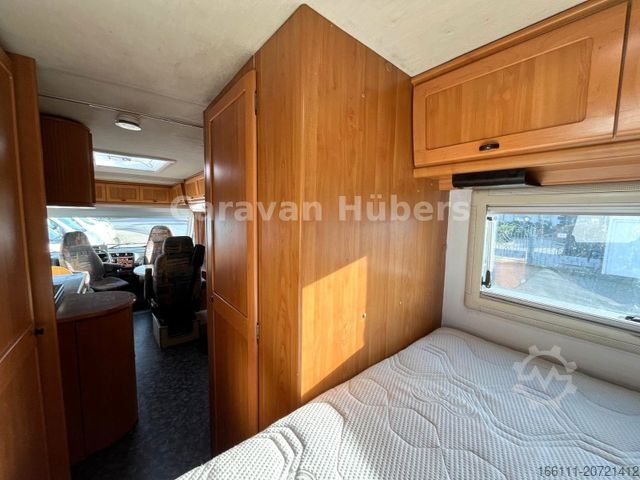 インテグレーテッドキャンピングカー HYMER/ERIBA E 700 - Festbett - Solar - -