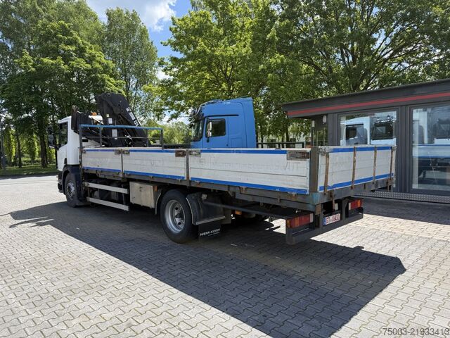 평상 트럭 Scania P94 220 Kran Hiab 135-4 bis 16 Meter