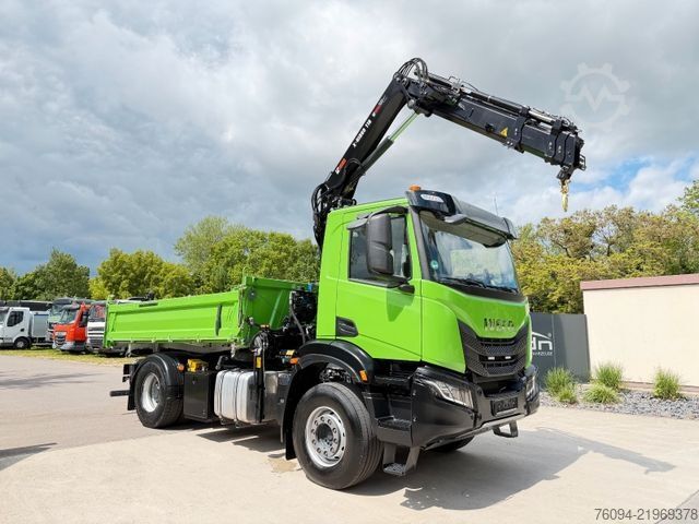 Kolmisivuinen kippiauto IVECO AD200X40 4x2 Kipper KRAN 12m Funk Greifer AHK