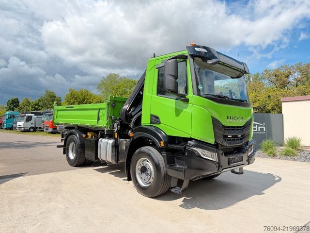Kolmisivuinen kippiauto IVECO AD200X40 4x2 Kipper KRAN 12m Funk Greifer AHK