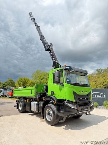 Kolmisivuinen kippiauto IVECO AD200X40 4x2 Kipper KRAN 12m Funk Greifer AHK