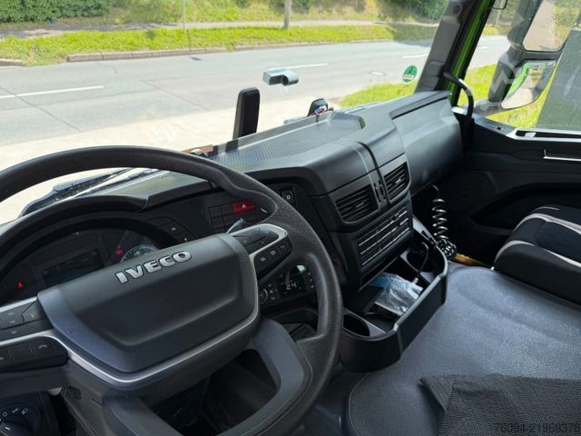 Kolmisivuinen kippiauto IVECO AD200X40 4x2 Kipper KRAN 12m Funk Greifer AHK