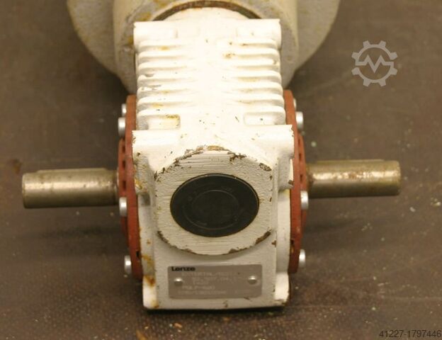 기어 모터 0.55 kW 77 rpm Lenze KMB/18010086