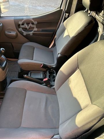 Skåpbil NISSAN NV200 Tüv 07.2026 2x Schiebe Tür AHK SORTIMO