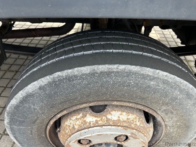 Gardinsidad skåpbil MAN LE 8.140 L2000 Blatt Luftfederung