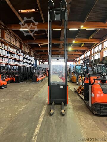 High Lift stacker Linde L 12 //