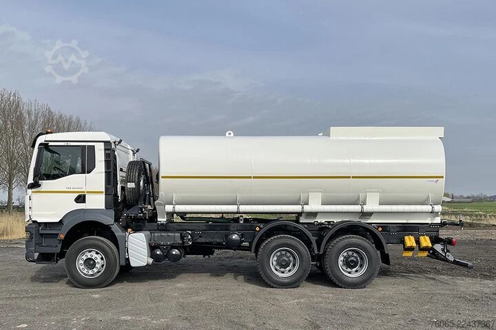 Kapal tangki makanan MAN TGS 33.400 BB CH Water Tank Truck (8 units)