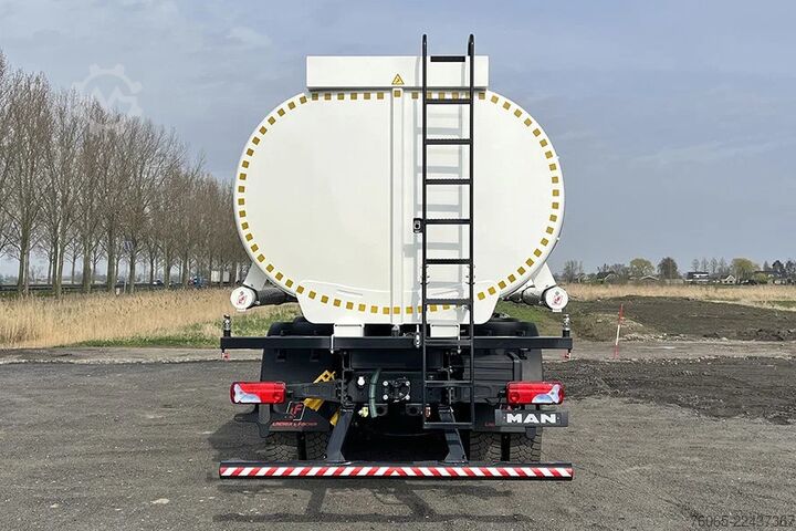 Kapal tangki makanan MAN TGS 33.400 BB CH Water Tank Truck (8 units)