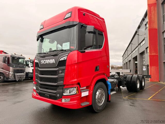 Chasis con cabina Scania R590 6x4 Kurzholz Kran und Schemel nach Wahl