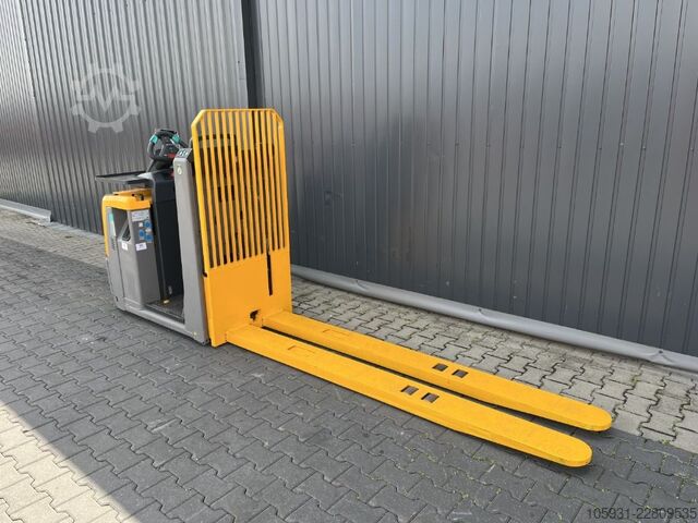 저상형 오더 피커 Jungheinrich ECE320