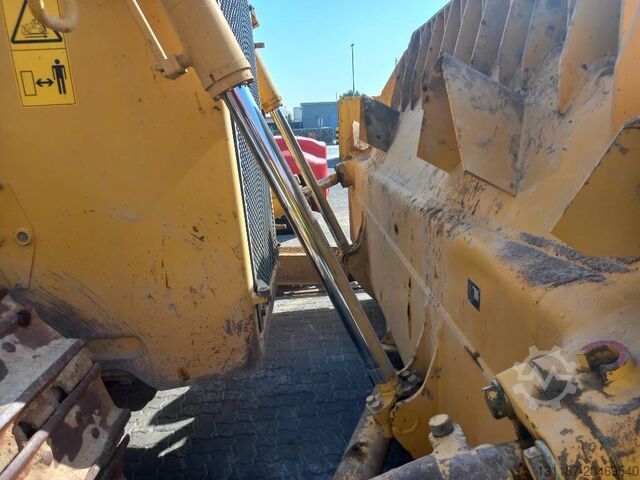 Niveleuse Komatsu D155A-6R (4 Pcs available in Abu Dhabi)