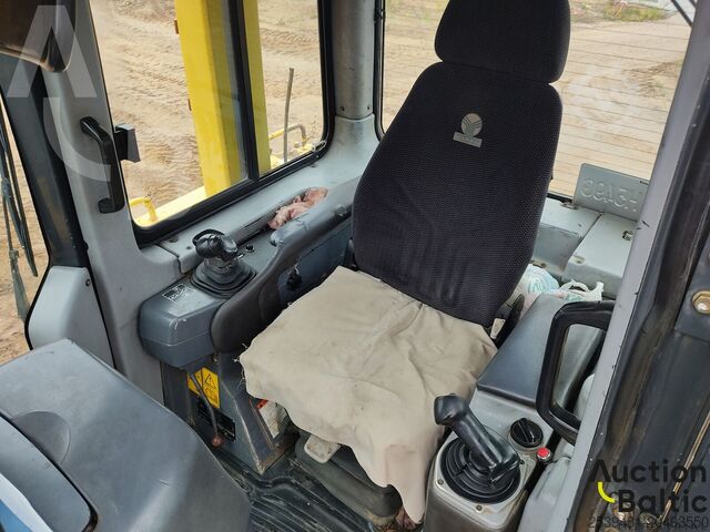 آلة التسوية Komatsu D85PX-15