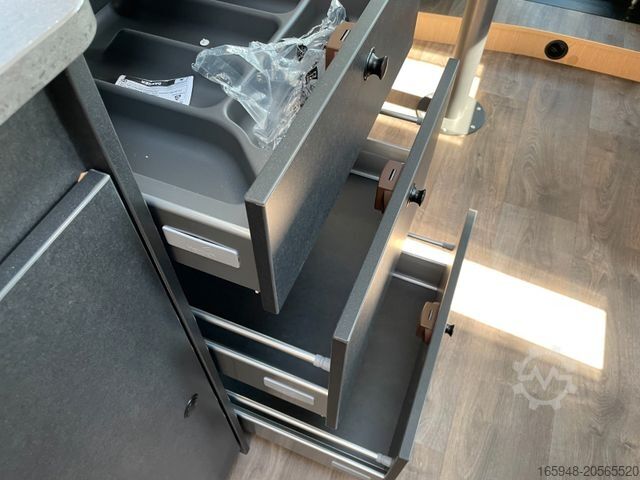 Semi-integrated camper SUNLIGHT T 69 LC *Queensbett ** 9 Gang Automatik**