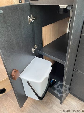 Semi-integrated camper SUNLIGHT T 69 LC *Queensbett ** 9 Gang Automatik**