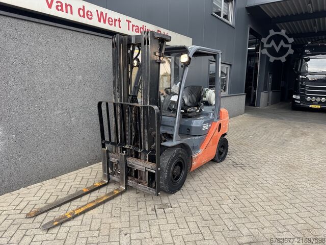 Toyota 02-8FGF25 Triplex 470 Freelift / Sideshift / LPG 2010 TOYOTA 02-8FGF25 Triplo 470 Freelift / Sideshift / LPG 2010