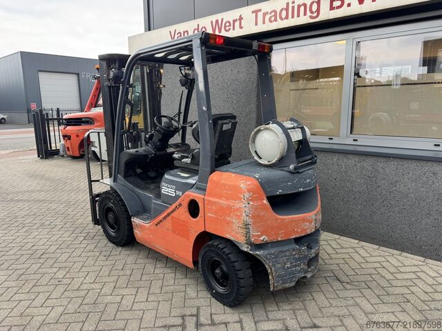 Toyota 02-8FGF25 Triplex 470 Freelift / Sideshift / LPG 2010 TOYOTA 02-8FGF25 Triplo 470 Freelift / Sideshift / LPG 2010