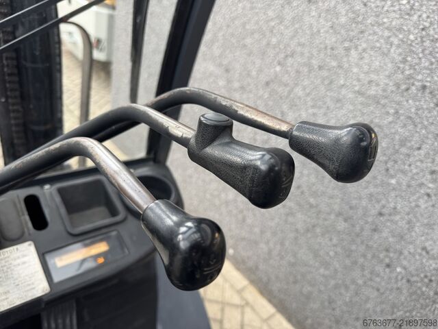 Toyota 02-8FGF25 Triplex 470 Freelift / Sideshift / LPG 2010 TOYOTA 02-8FGF25 Triplo 470 Freelift / Sideshift / LPG 2010