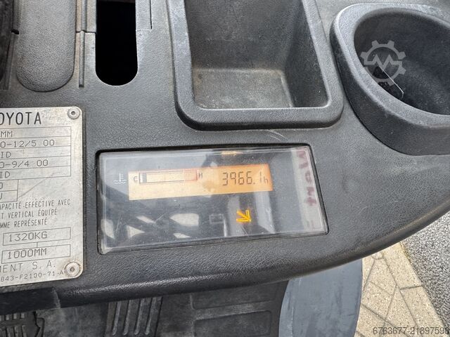 Toyota 02-8FGF25 Triplex 470 Freelift / Sideshift / LPG 2010 TOYOTA 02-8FGF25 Triplo 470 Freelift / Sideshift / LPG 2010