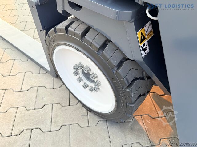 4 向叉车 Combilift C4000CB TRIPLEX 5200MM FREE-LIFT TOP 1