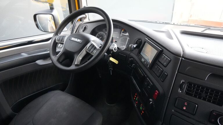 Estándar-SZM DAF XF 430 Space Cab tractor unit