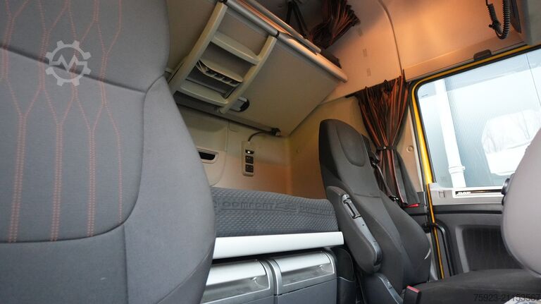 Estándar-SZM DAF XF 430 Space Cab tractor unit