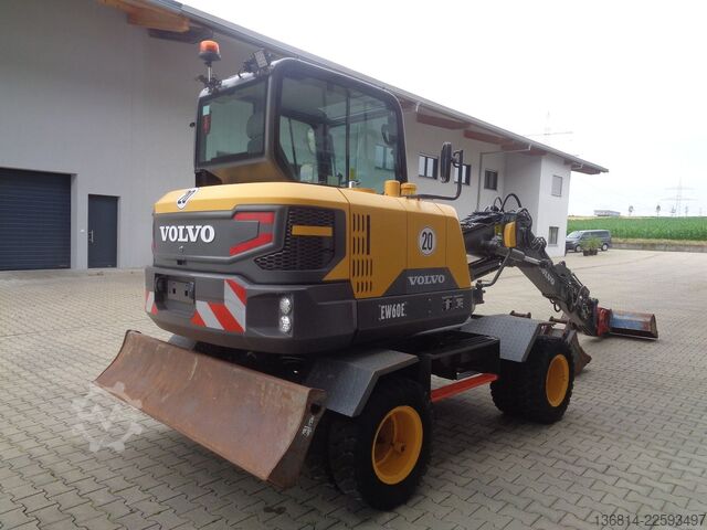 بیل مکانیکی چرخدار VOLVO EW60E Powertilt HS03 + Löffelpaket Klima