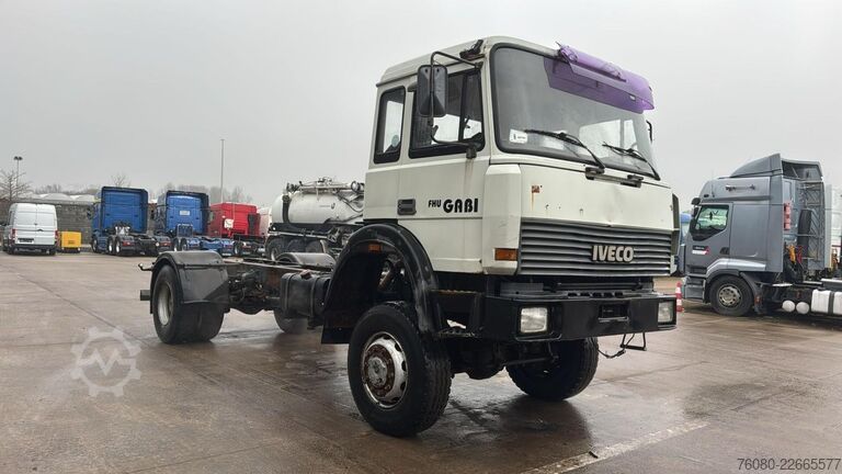 Chasis con cabina Iveco Magirus 180 - 25 (4X4 / V8 / LAMES / GRAND PONT...