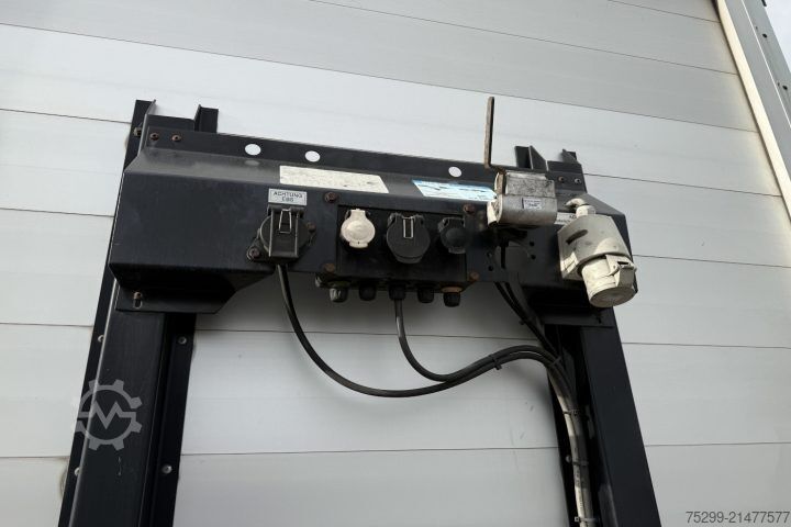 Auflieger mit Pritsche & Plane Schwarzmüller SPA2/E Brücke mit Verdeck / Swiss-Vehicle