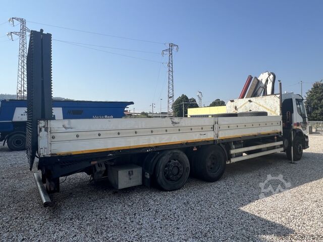 Lkw mit Festaufbau, Rampe und Kran Renault Premium 300
