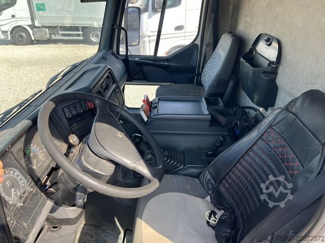 Lkw mit Festaufbau, Rampe und Kran Renault Premium 300