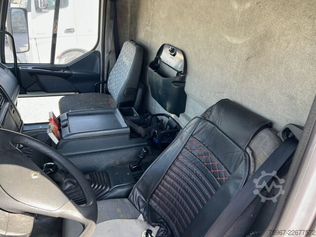 Lkw mit Festaufbau, Rampe und Kran Renault Premium 300