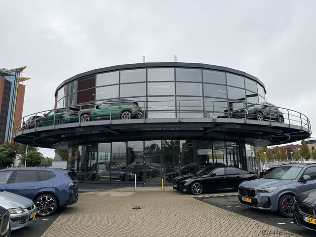 Showroom (approx. 460 m²)  