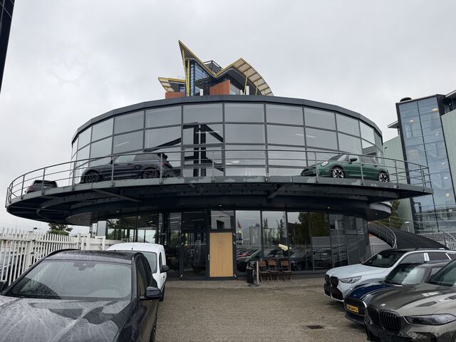 Showroom (approx. 460 m²)  