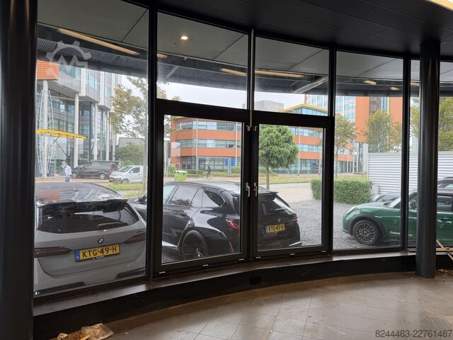 Showroom (approx. 460 m²)  