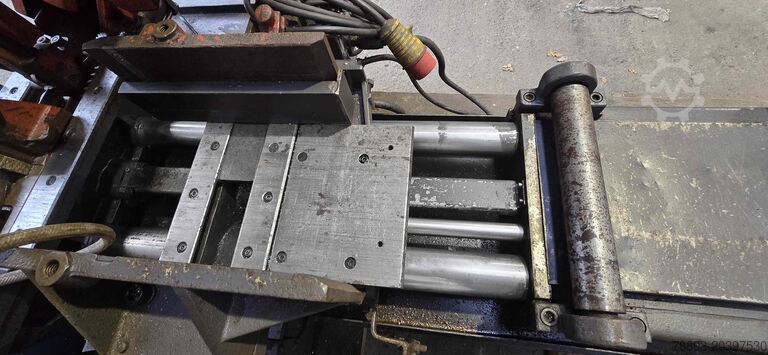 Automatic band saw with hydraulic material feed Amada Bandsägeautomat HA 250