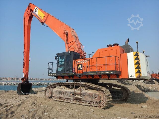 Teleskopické rýpadlo Hitachi EX 1200-6 Longreach 28m (Abu Dhabi)
