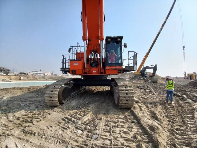 Teleskopické rýpadlo Hitachi EX 1200-6 Longreach 28m (Abu Dhabi)