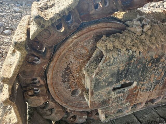 Teleskopické rýpadlo Hitachi EX 1200-6 Longreach 28m (Abu Dhabi)