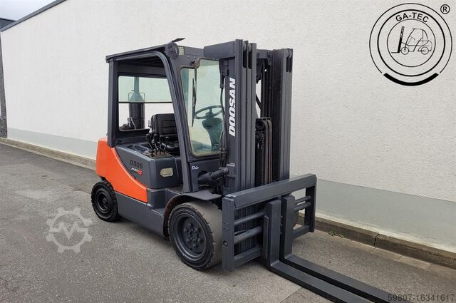 Дизельный вилочный погрузчик Doosan D30S-5