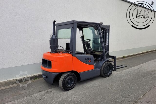 Дизельный вилочный погрузчик Doosan D30S-5