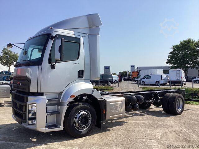 Camión con carrocería personalizada Ford Ford 4x2 Road 1833 Daycab