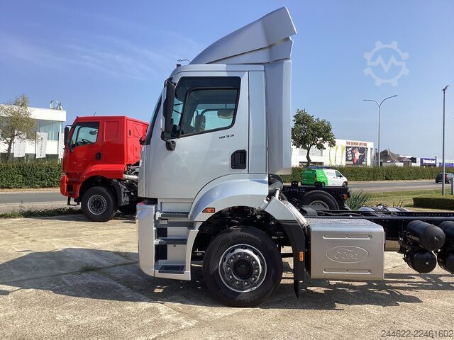 Camión con carrocería personalizada Ford Ford 4x2 Road 1833 Daycab