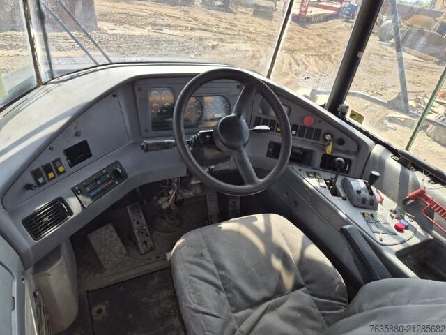 Autocamion cu caroserie tip cutie VOLVO A40E