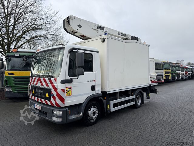 Autocarro con cassone MAN TGL 12.180 Koffer mit Ruthmann Versalift 14.90m