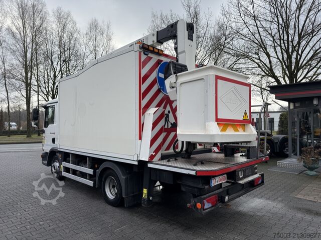 Autocarro con cassone MAN TGL 12.180 Koffer mit Ruthmann Versalift 14.90m
