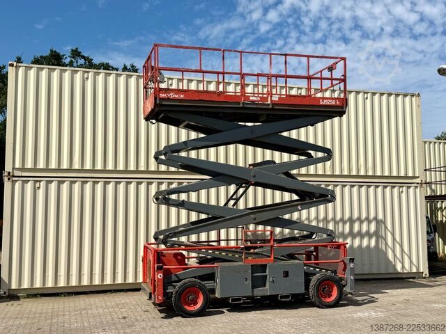 Platform kerja Skyjack SJ9250RT 4x4 / 17.2 Meter / 2016 BJ