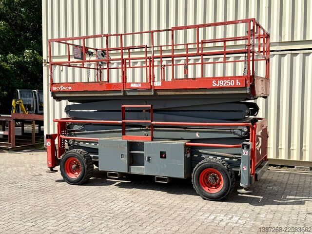 Platform kerja Skyjack SJ9250RT 4x4 / 17.2 Meter / 2016 BJ