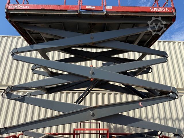 Platform kerja Skyjack SJ9250RT 4x4 / 17.2 Meter / 2016 BJ