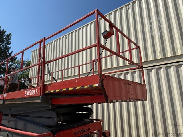 Platform kerja Skyjack SJ9250RT 4x4 / 17.2 Meter / 2016 BJ